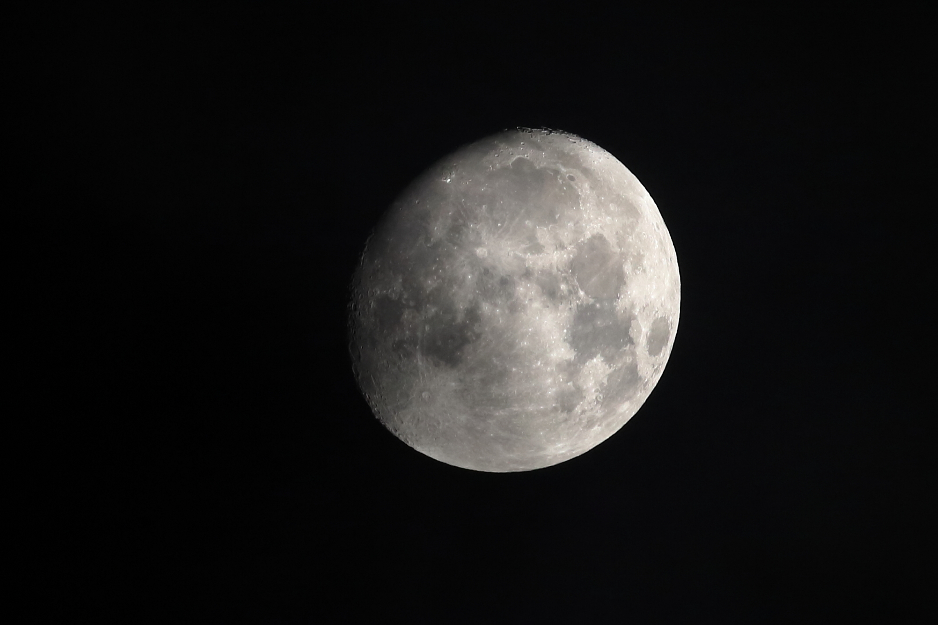 gibbous_9825x_2025.JPG
